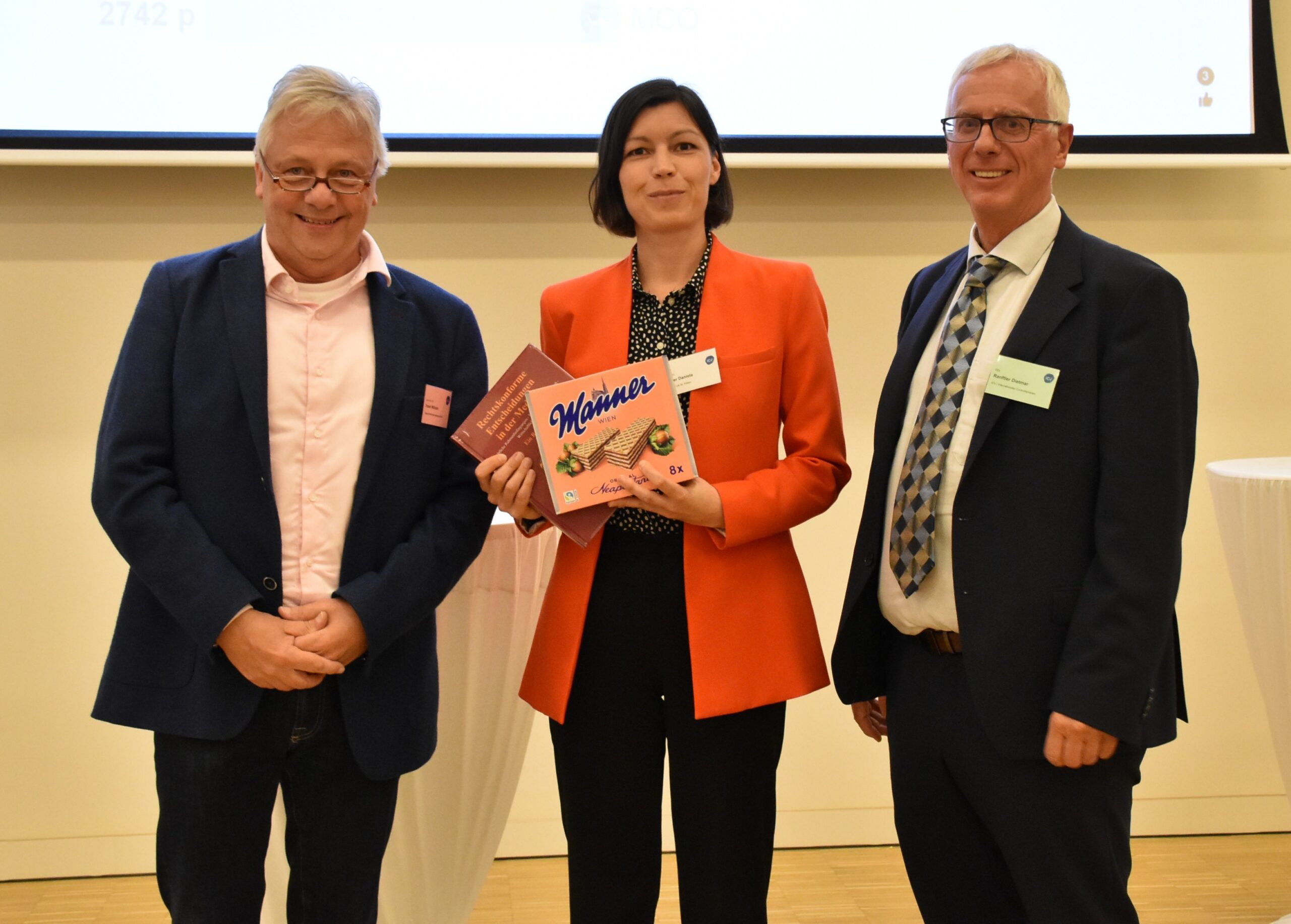 Prof. W. Frank, die Siegerin des Gewinnspiels Mag. (FH) Daniela Platzer und der AK-Leiter D. Ranftler